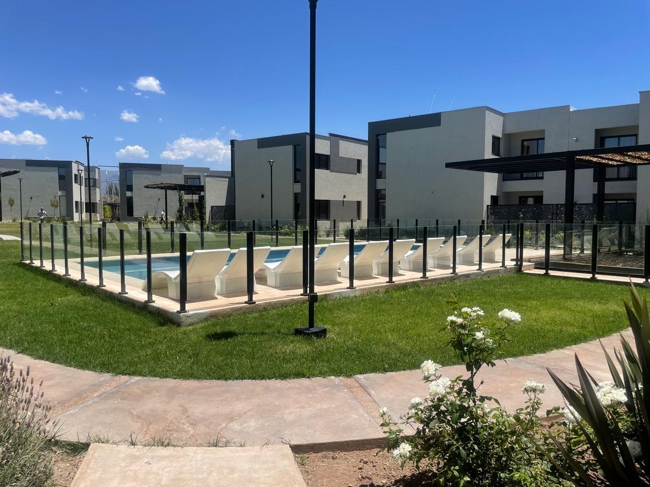 Ground-floor apartment for rent in downtown Luján de Cuyo, at the corner of Córdoba and Lima Streets