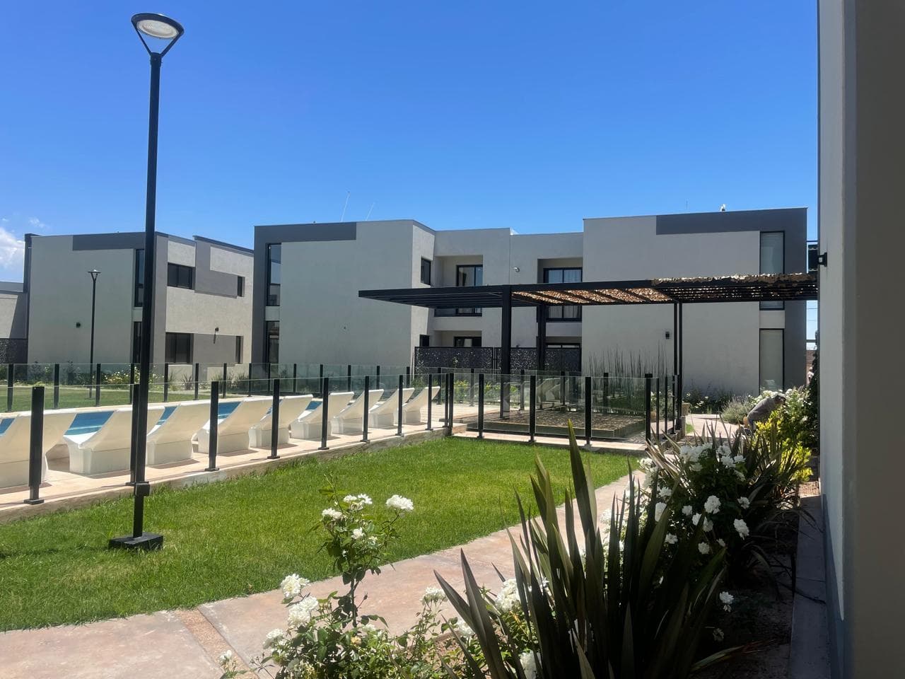 Ground-floor apartment for rent in downtown Luján de Cuyo, at the corner of Córdoba and Lima Streets
