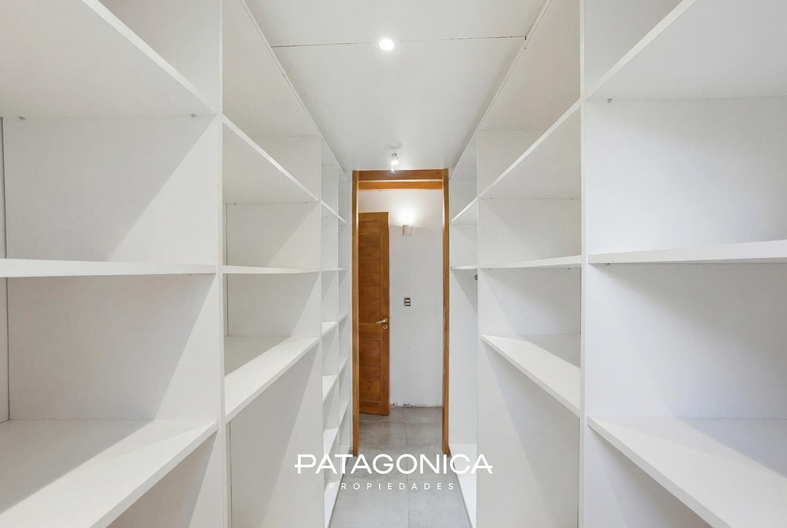 HOUSE FOR SALE in the Las Balsas neighborhood, 5 rooms, all utilities included.