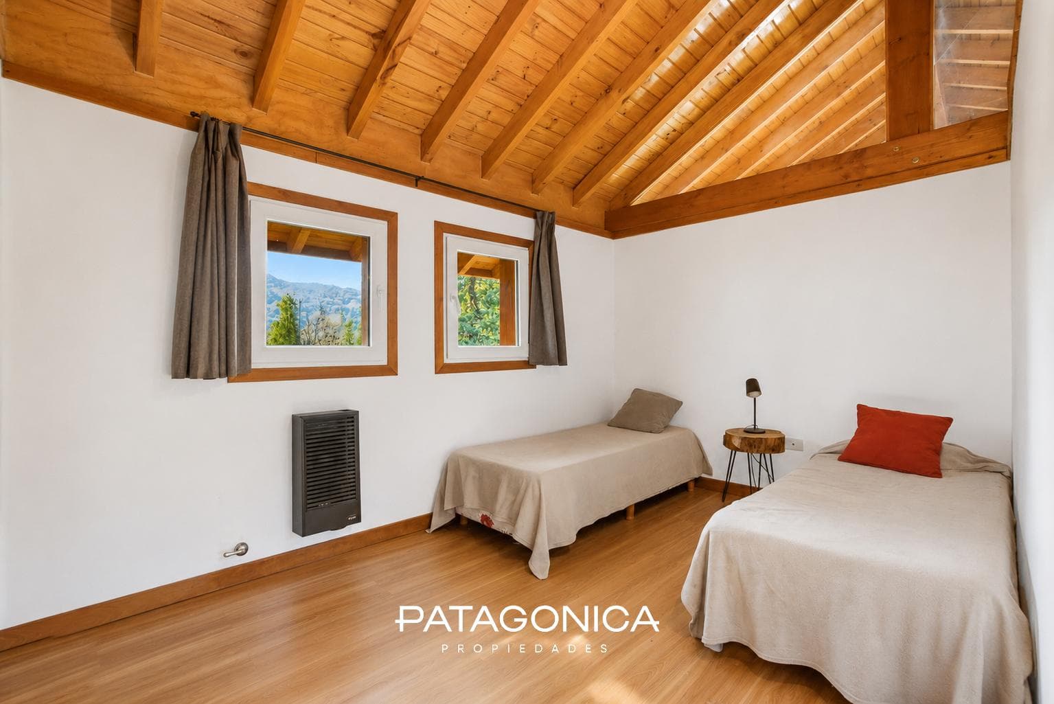 HOUSE FOR SALE in the Las Balsas neighborhood, 5 rooms, all utilities included.