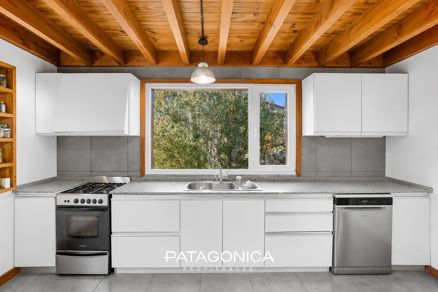 HOUSE FOR SALE in the Las Balsas neighborhood, 5 rooms, all utilities included.