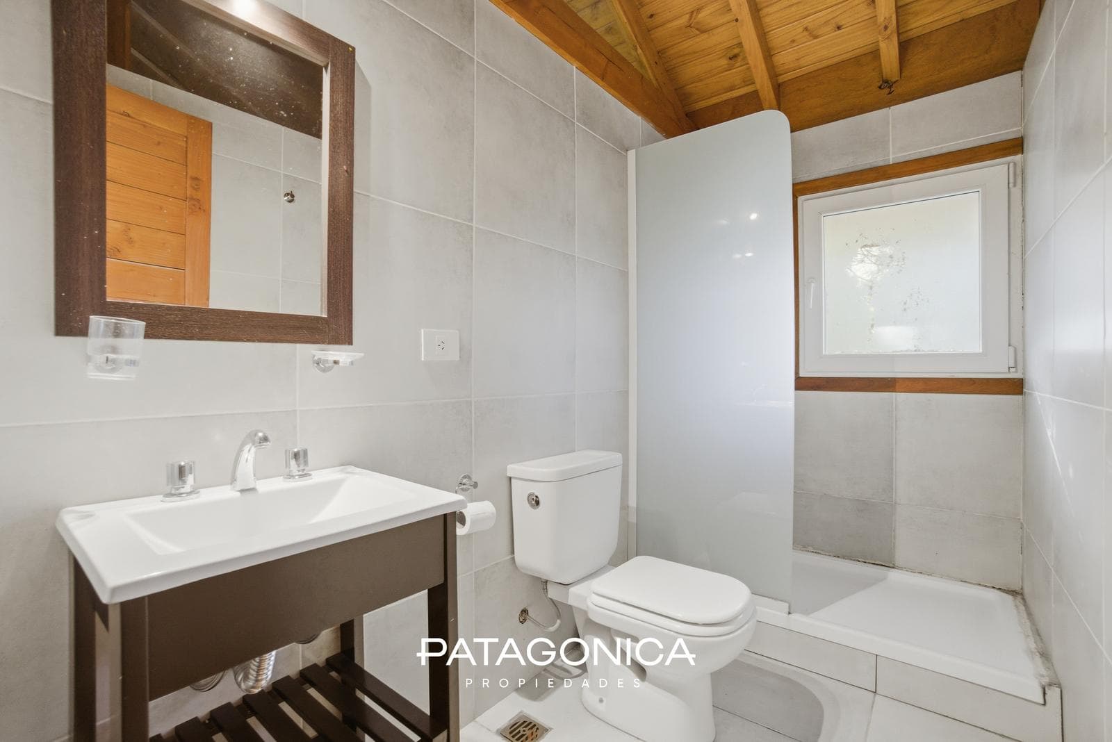 HOUSE FOR SALE in the Las Balsas neighborhood, 5 rooms, all utilities included.