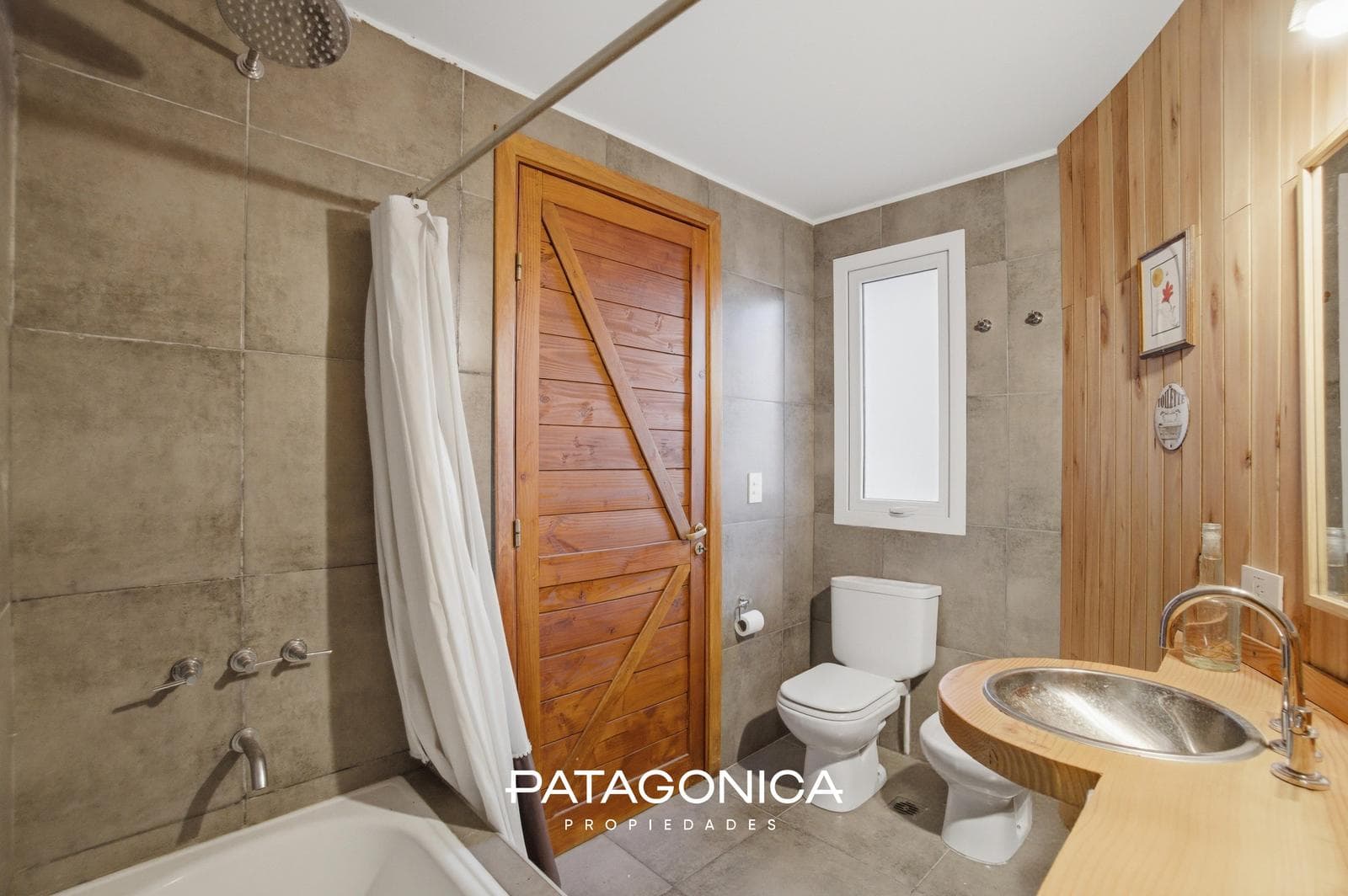 HOUSE FOR SALE in the Las Balsas neighborhood, 5 rooms, all utilities included.