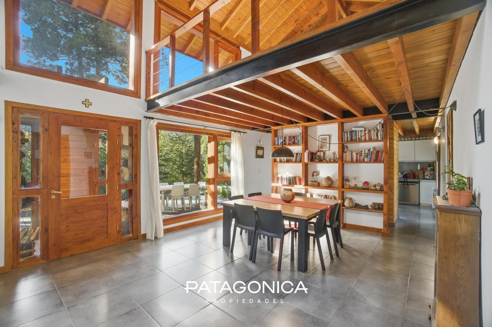 HOUSE FOR SALE in the Las Balsas neighborhood, 5 rooms, all utilities included.