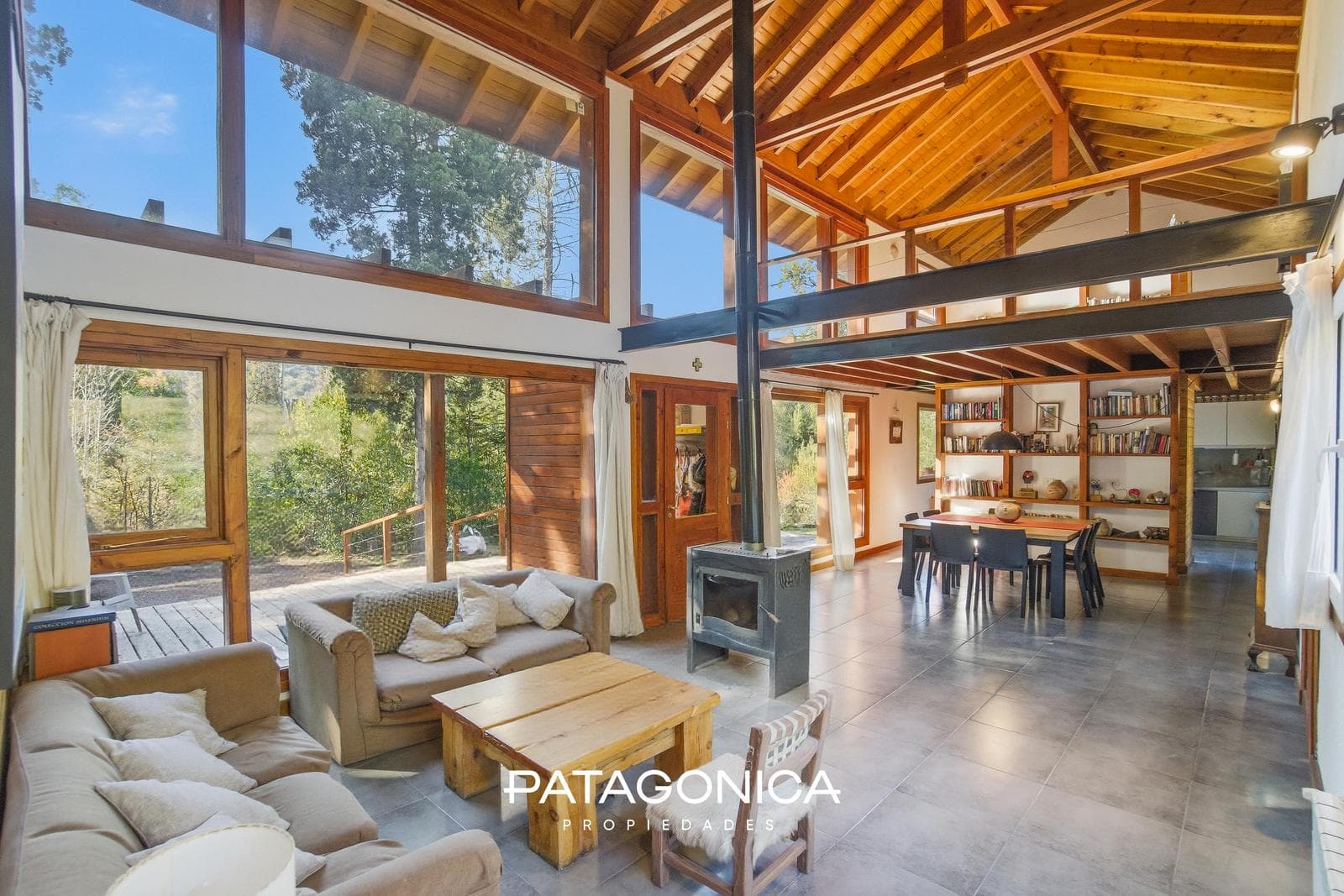 HOUSE FOR SALE in the Las Balsas neighborhood, 5 rooms, all utilities included.