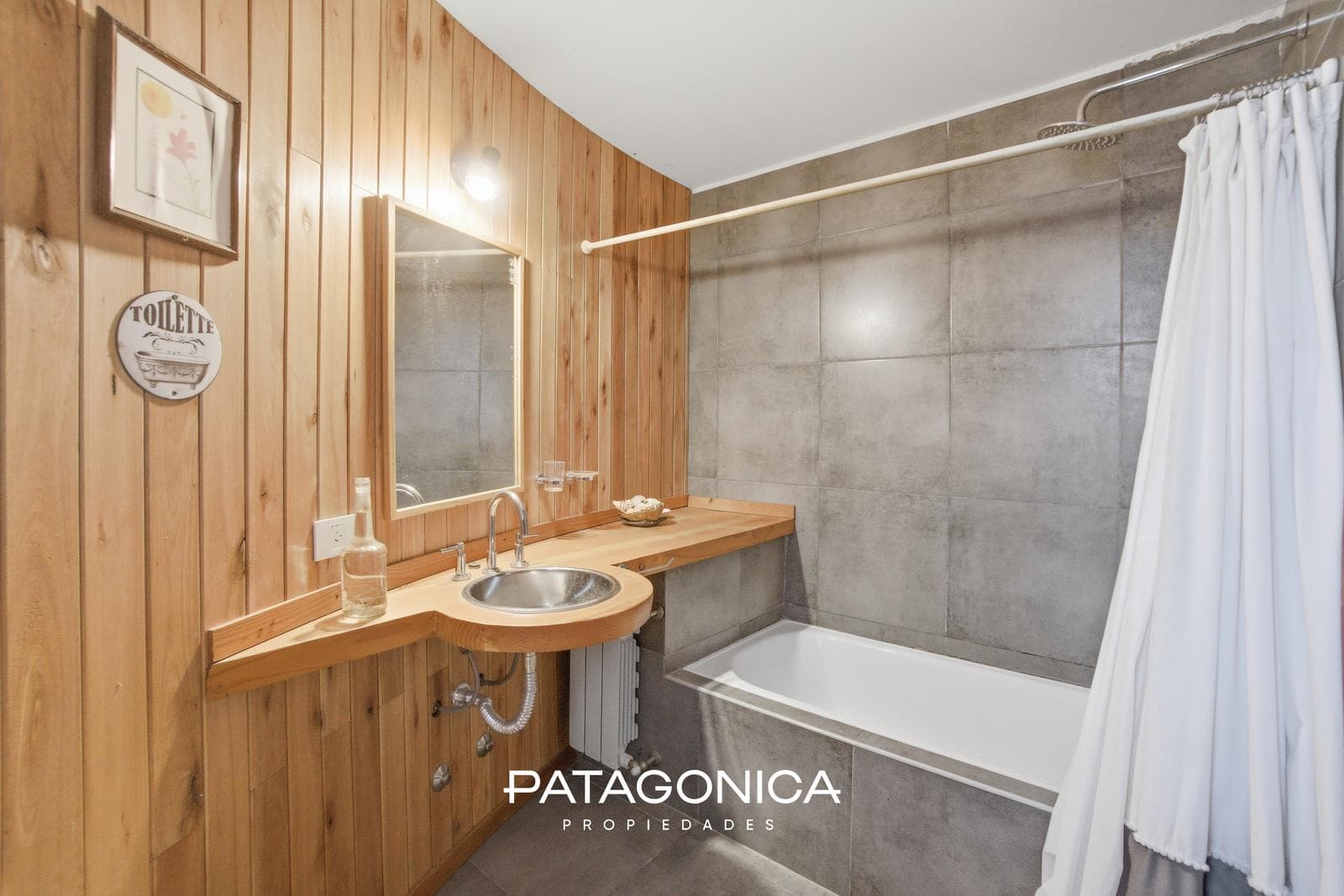 HOUSE FOR SALE in the Las Balsas neighborhood, 5 rooms, all utilities included.