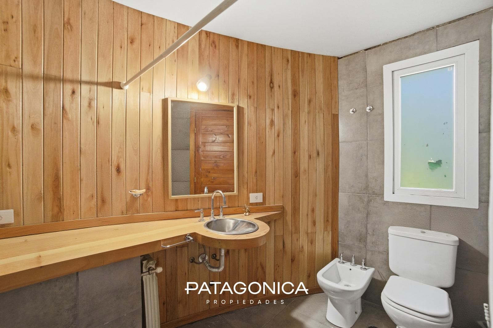 HOUSE FOR SALE in the Las Balsas neighborhood, 5 rooms, all utilities included.