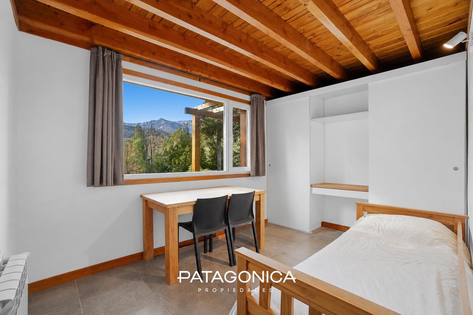 HOUSE FOR SALE in the Las Balsas neighborhood, 5 rooms, all utilities included.