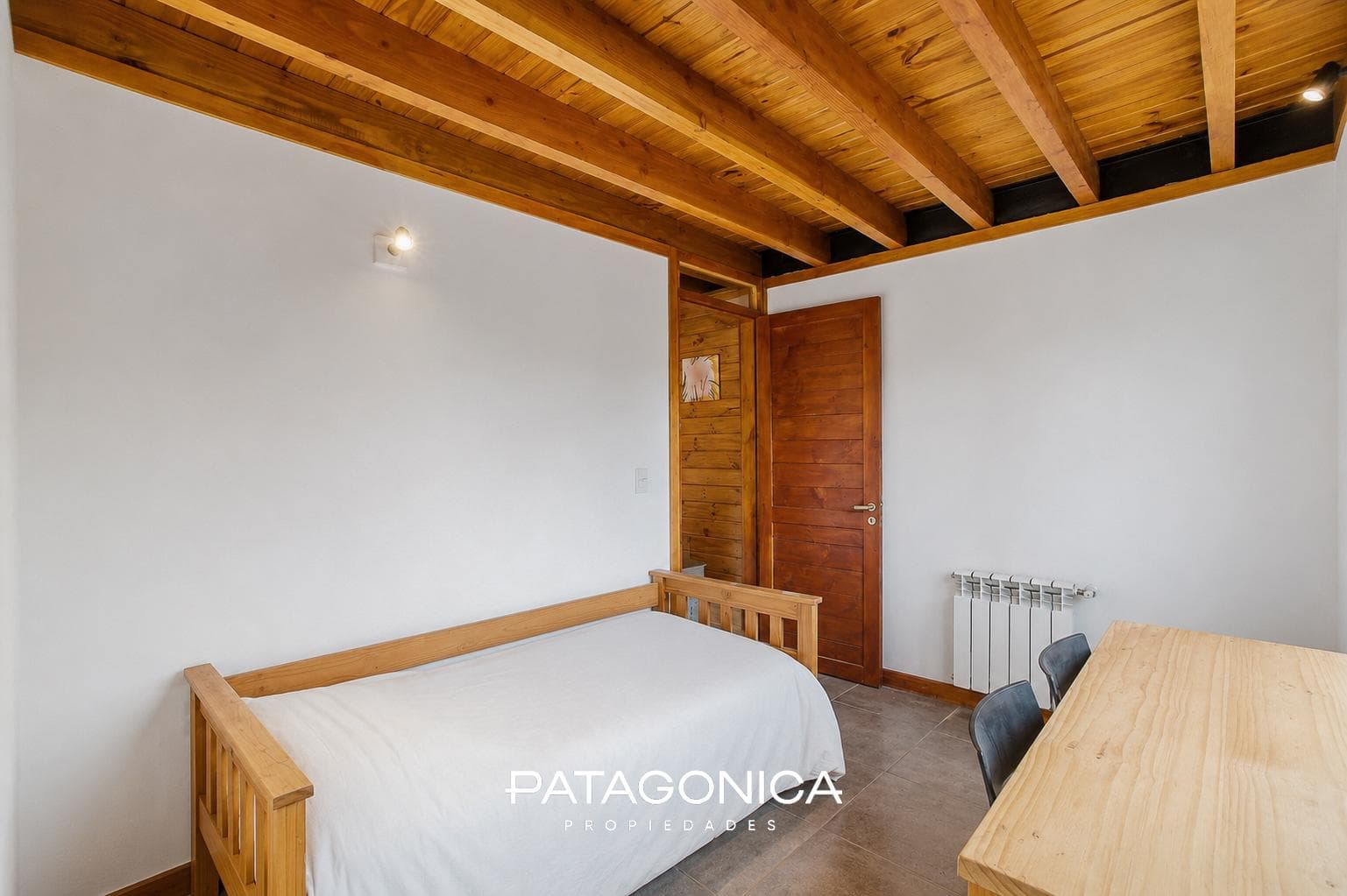 HOUSE FOR SALE in the Las Balsas neighborhood, 5 rooms, all utilities included.