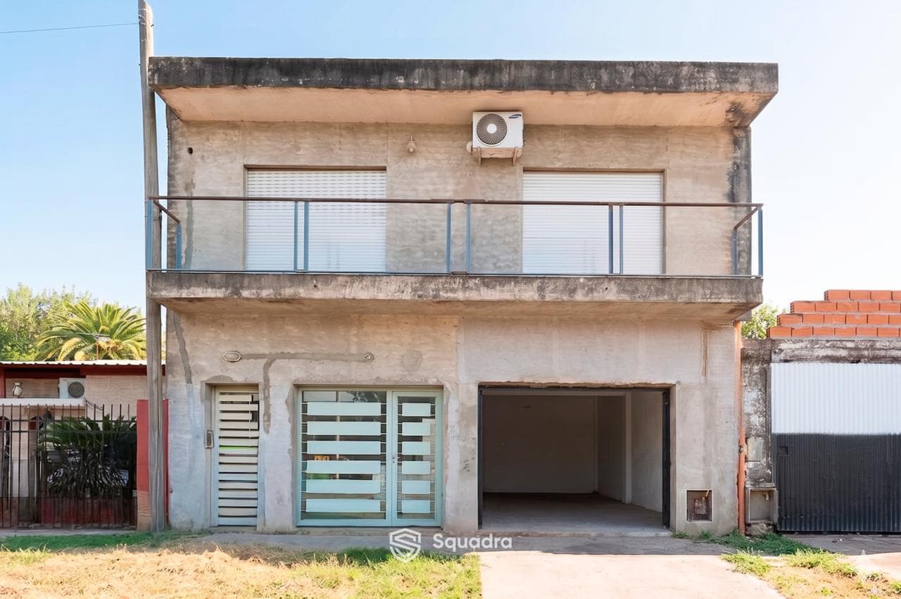 FOR SALE | TRADE - 2-bedroom house with garage, balcony, and commercial space - Pérez. QUALIFIES FOR A LOAN.