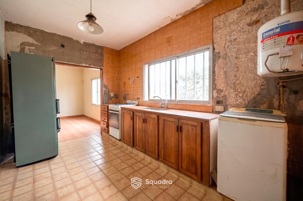 FOR SALE | TRADE - 2-bedroom house with garage, balcony, and commercial space - Pérez. QUALIFIES FOR A LOAN.