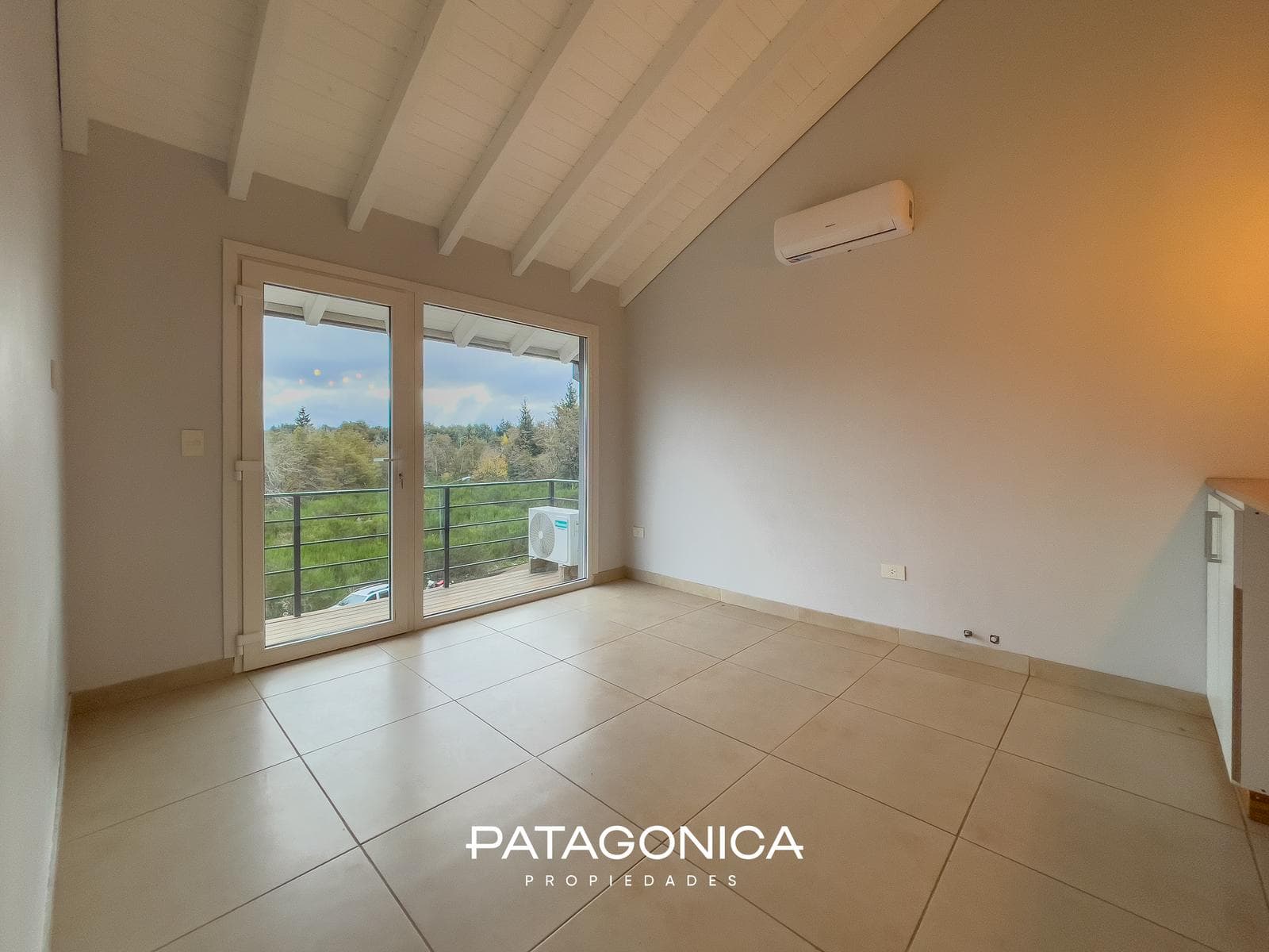 FOR SALE: Two-room apartment. El Mercado neighborhood