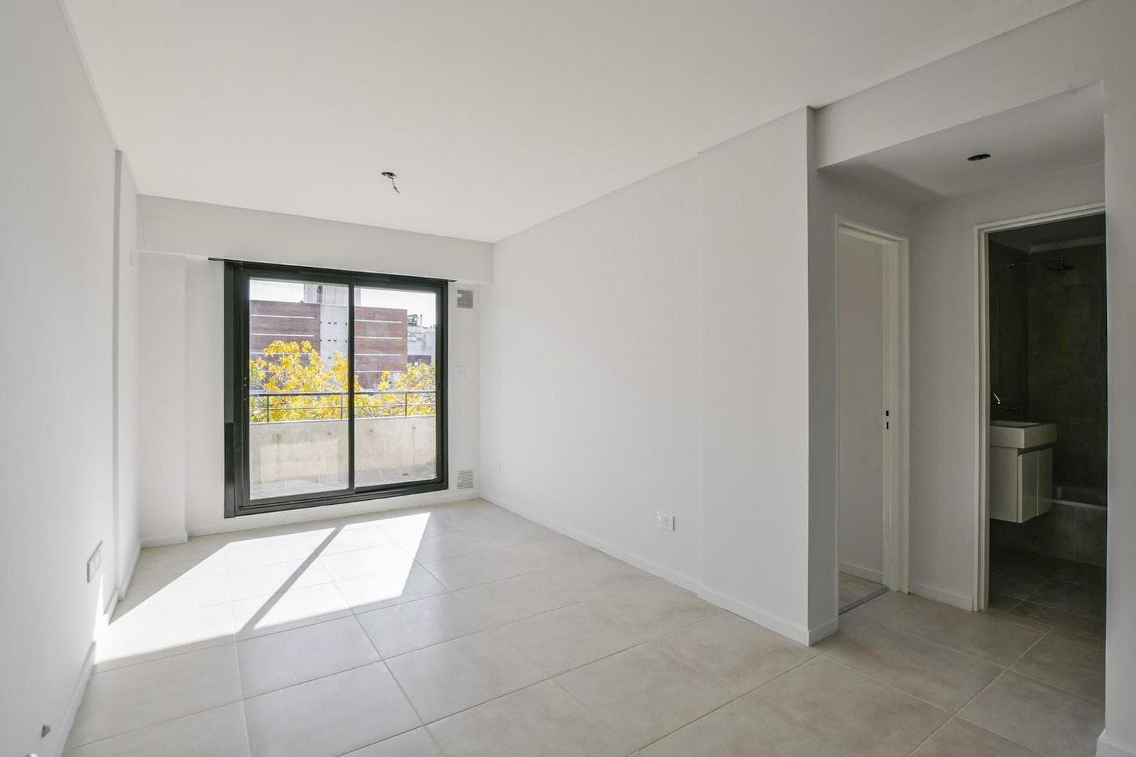 Brand-new 1-bedroom apartment with a north-facing balcony