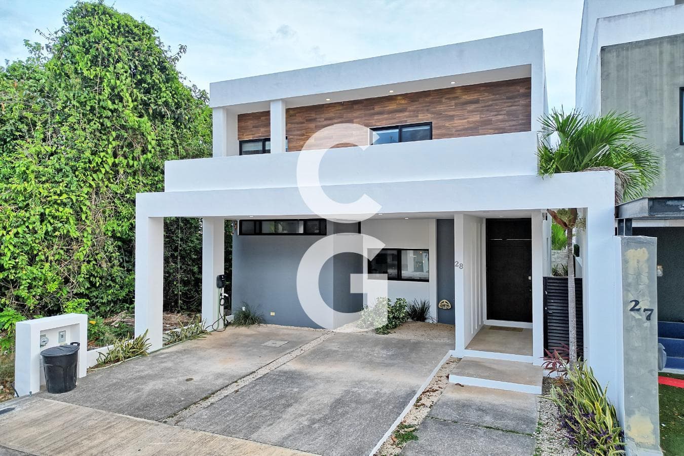 House for Sale in Cancun in the Aqua Residential Complex with a Pool and Spacious Terrace