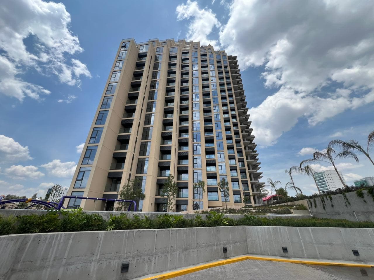 Departamento Nuevo y Amueblado en piso 10 de Adamant Grand con 2 Recámaras