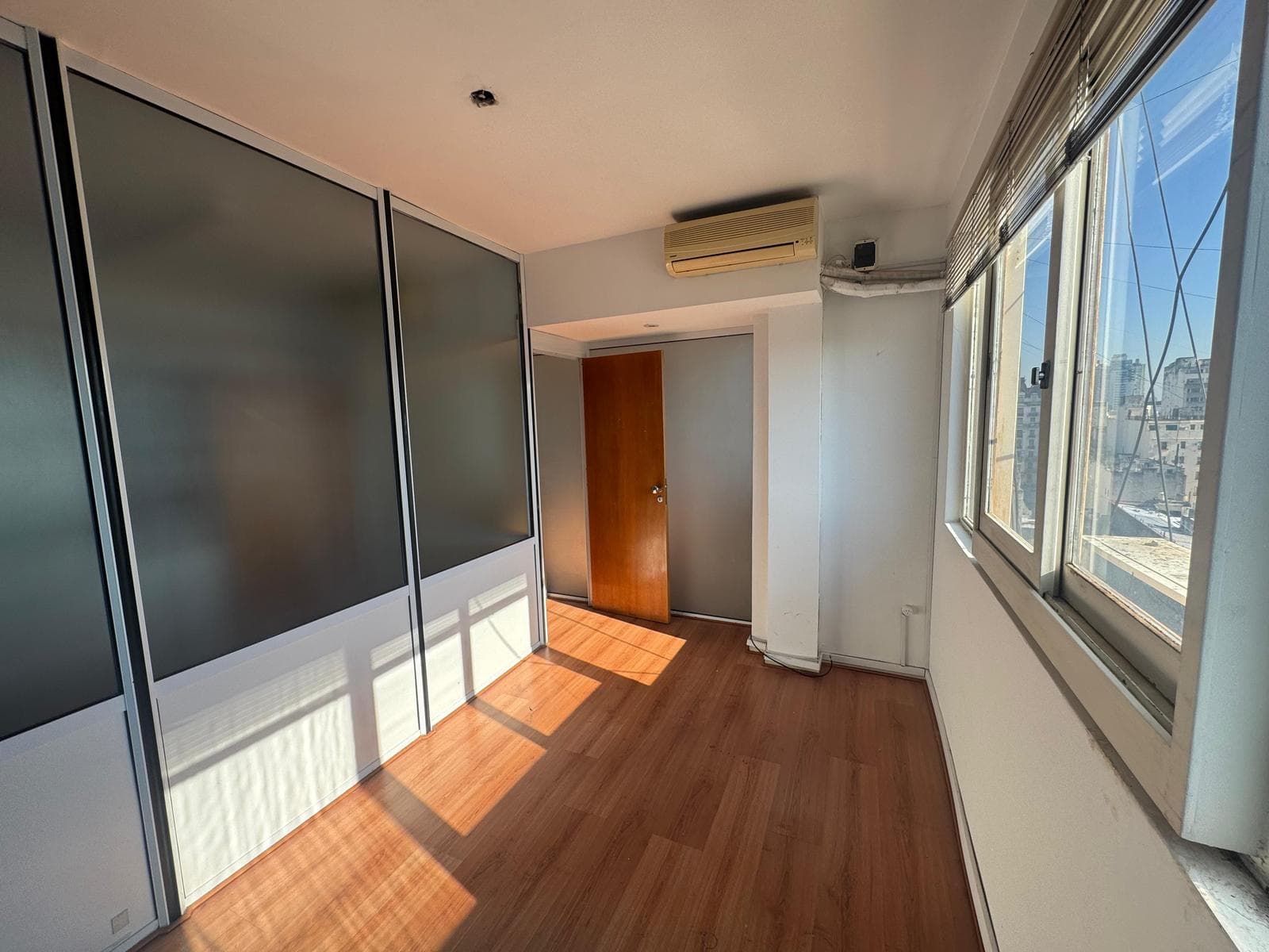 40 M2 OFFICE IN IMPECCABLE CONDITION, FACING AWAY FROM THE STREET, OPEN VIEW, BALVANERA