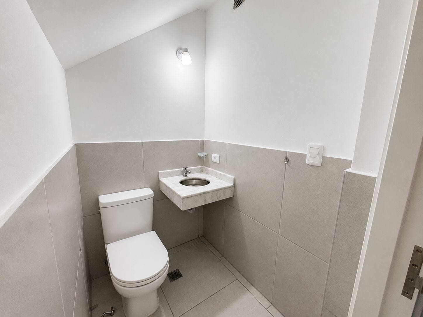 DUPLEX APARTMENT FOR SALE IN VILLA CARLOS PAZ: 1 BEDROOM, SWIMMING POOL, GARAGE, QUALIFIES FOR A LOAN