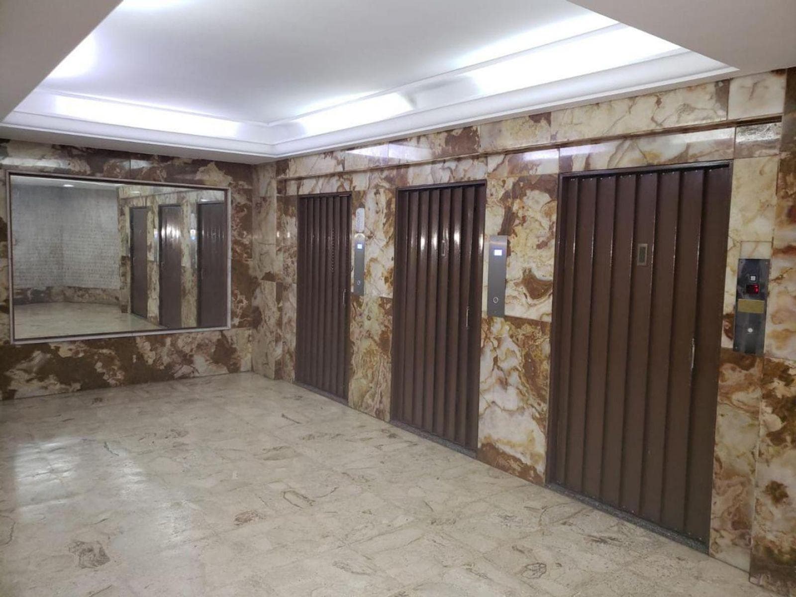 3-Bedroom Apartment for Sale with Garage. Downtown