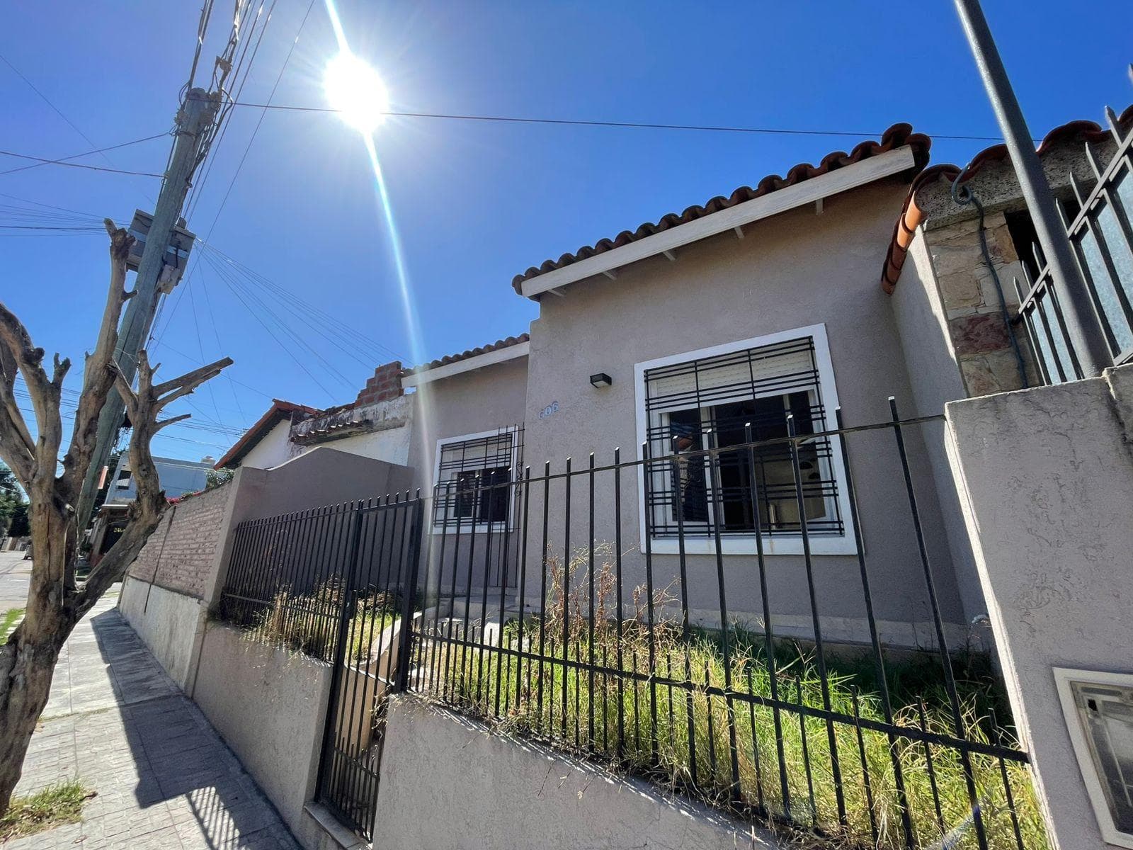 VENTA CASA 3 AMBIENTES EN BERNAL GRAN OPORTUNIDA APTO CRÉDITO-ACEPTA PERMUTA