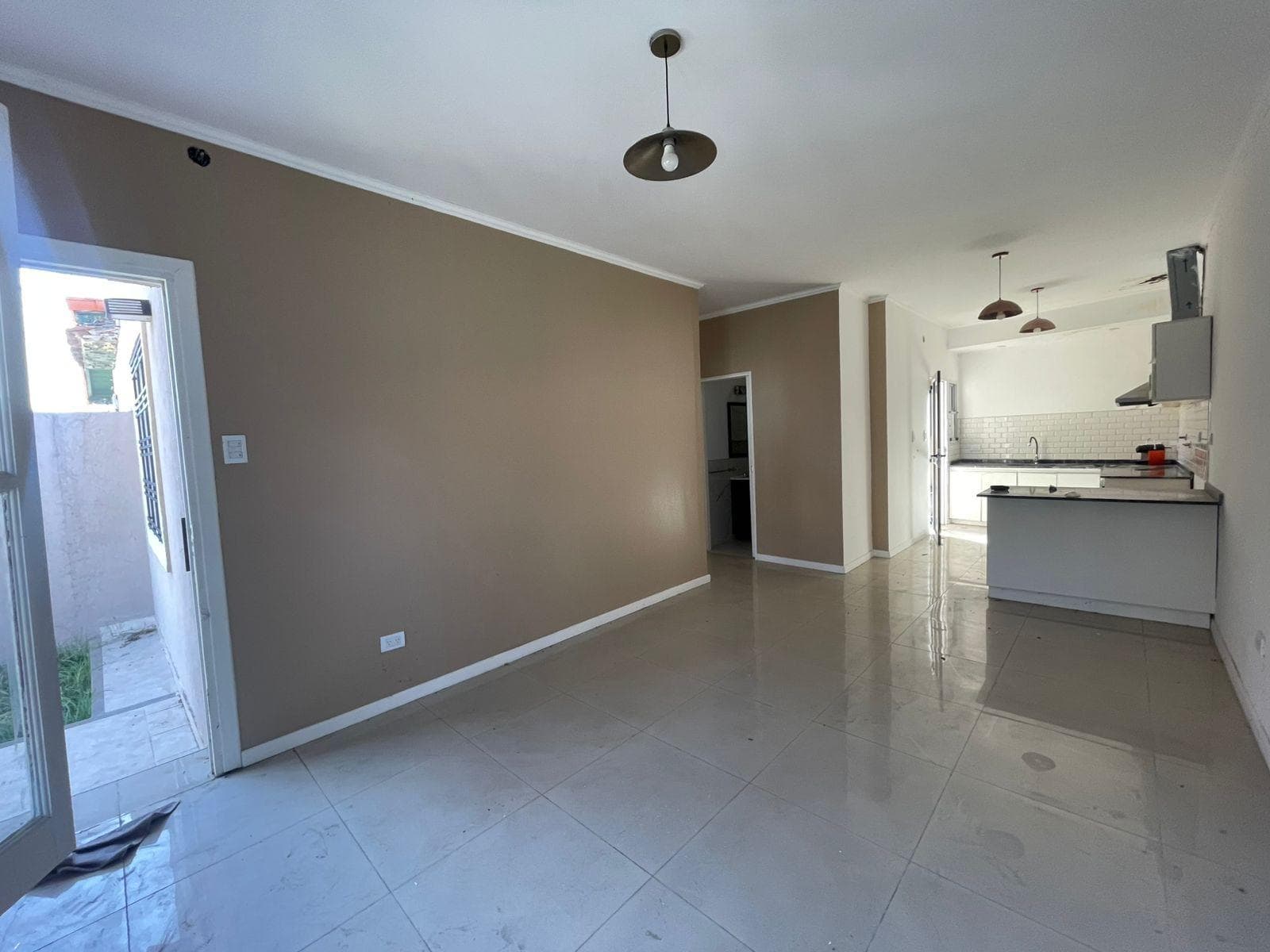 VENTA CASA 3 AMBIENTES EN BERNAL GRAN OPORTUNIDA APTO CRÉDITO-ACEPTA PERMUTA