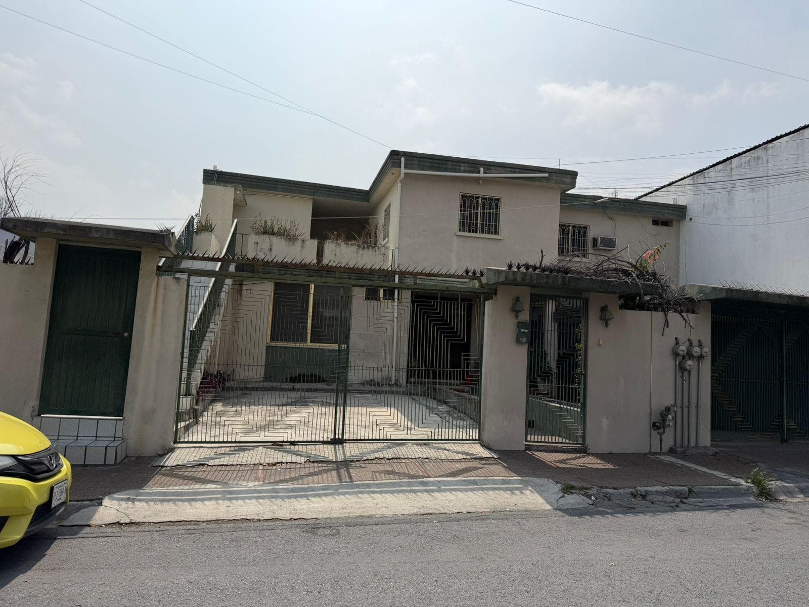 HOUSE FOR SALE IN THE CONTRY NEIGHBORHOOD—IDEAL FOR INVESTORS