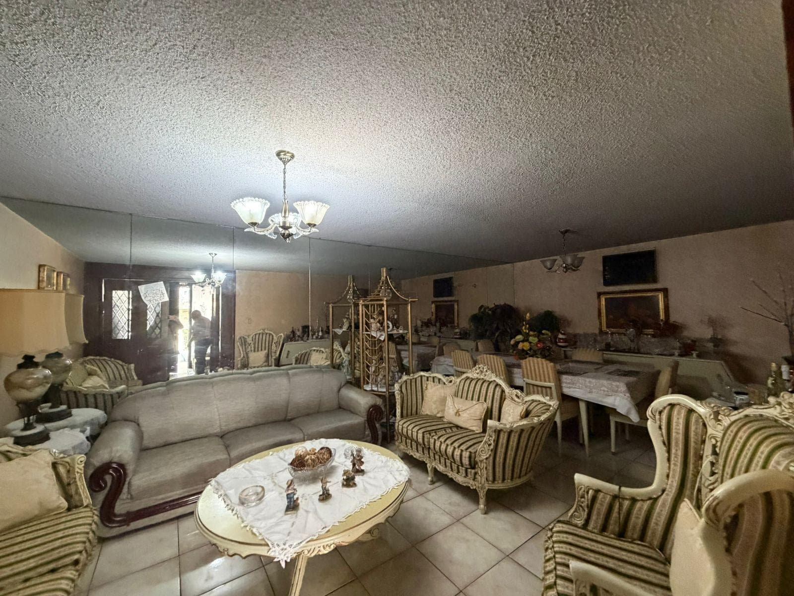 HOUSE FOR SALE IN THE CONTRY NEIGHBORHOOD—IDEAL FOR INVESTORS