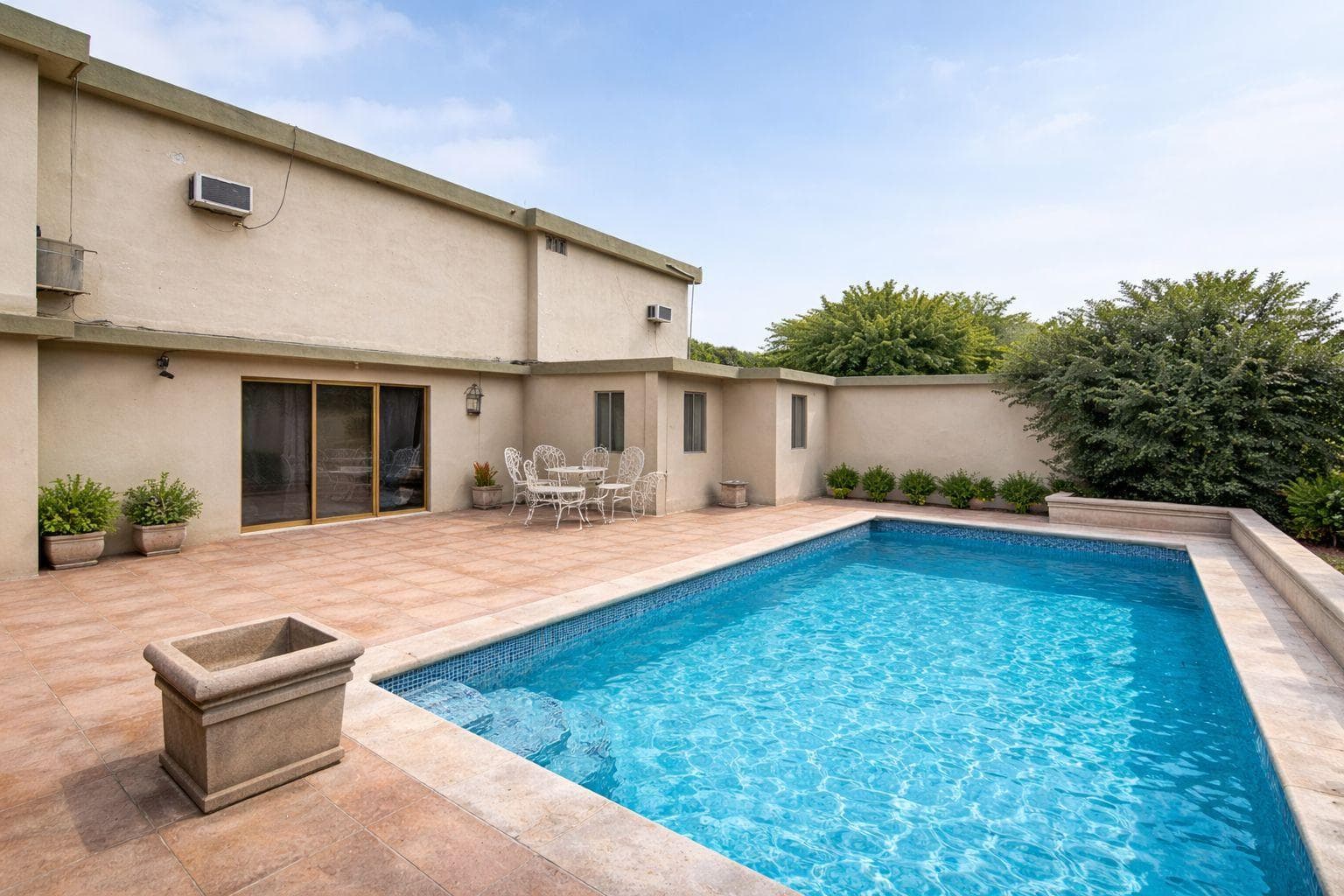 HOUSE FOR SALE IN THE CONTRY NEIGHBORHOOD—IDEAL FOR INVESTORS