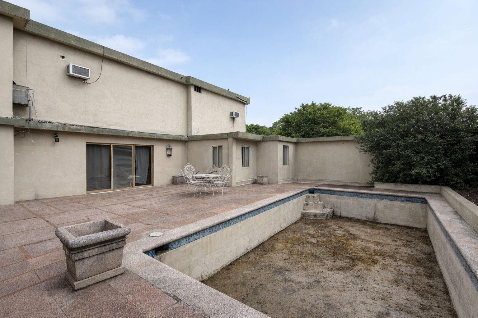 HOUSE FOR SALE IN THE CONTRY NEIGHBORHOOD—IDEAL FOR INVESTORS