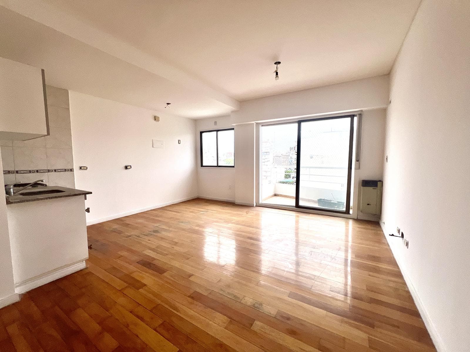 Bright, High-Floor Studio Apartment with Balcony and Rear View