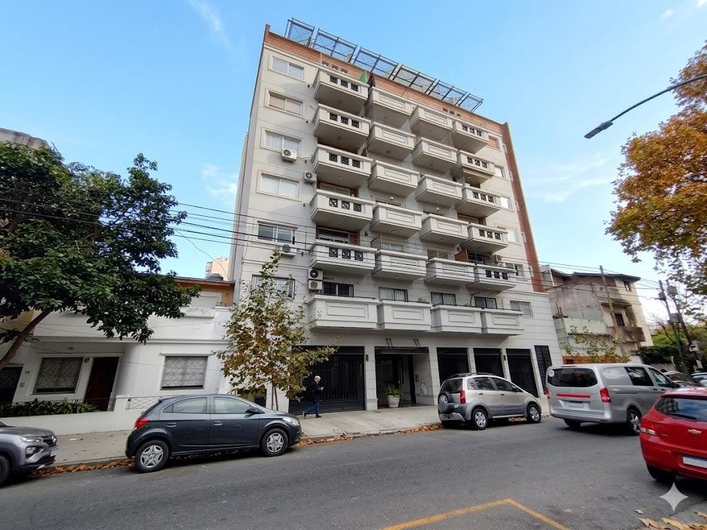 Departamento 3 amientes con terraza propia y cochera