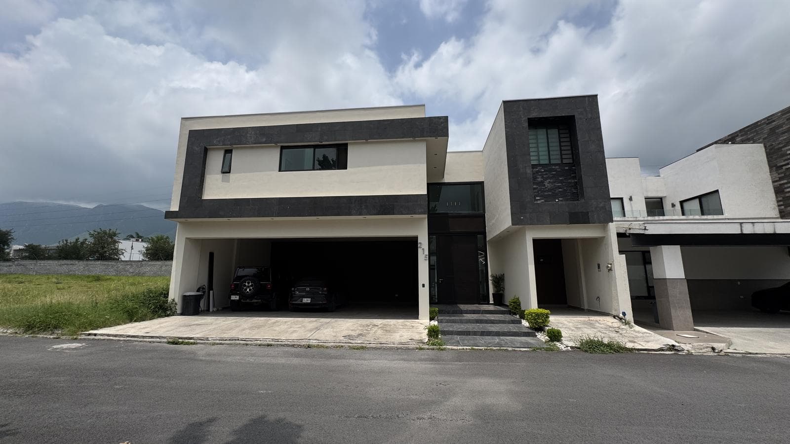 HOUSE FOR SALE IN LA JOYA