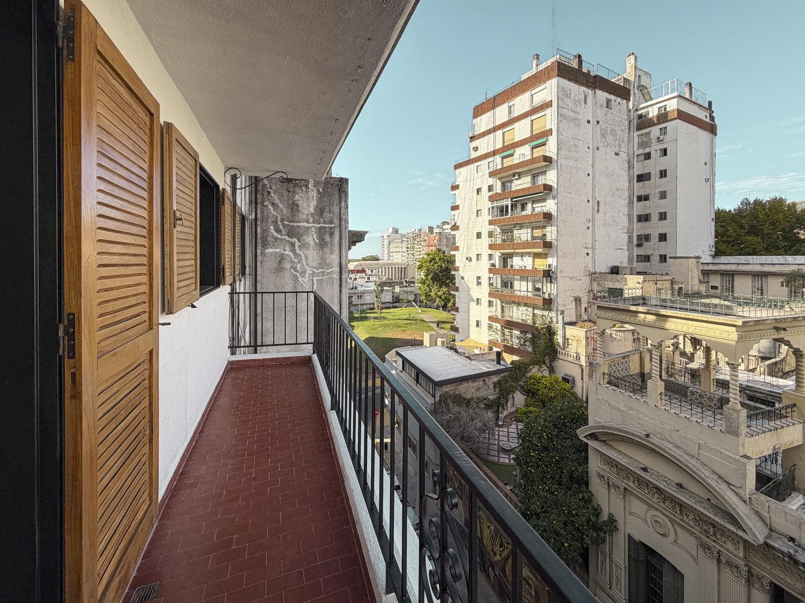 Departamento remodelado de 2 dormitorios con vista parcial al río