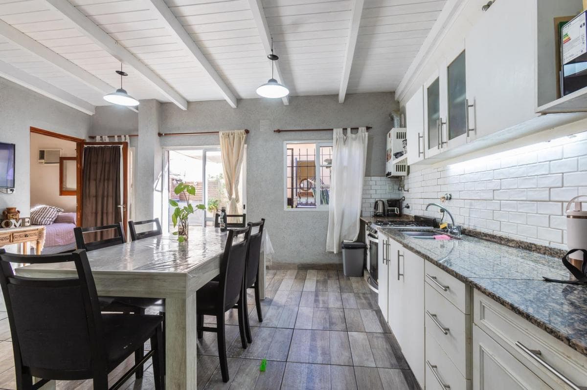 6-room house with a patio, just a few meters from Oroño Boulevard