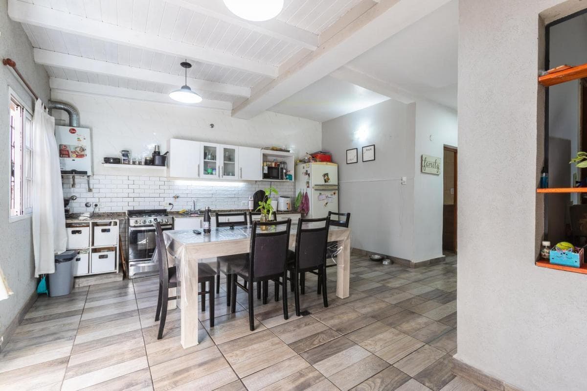6-room house with a patio, just a few meters from Oroño Boulevard