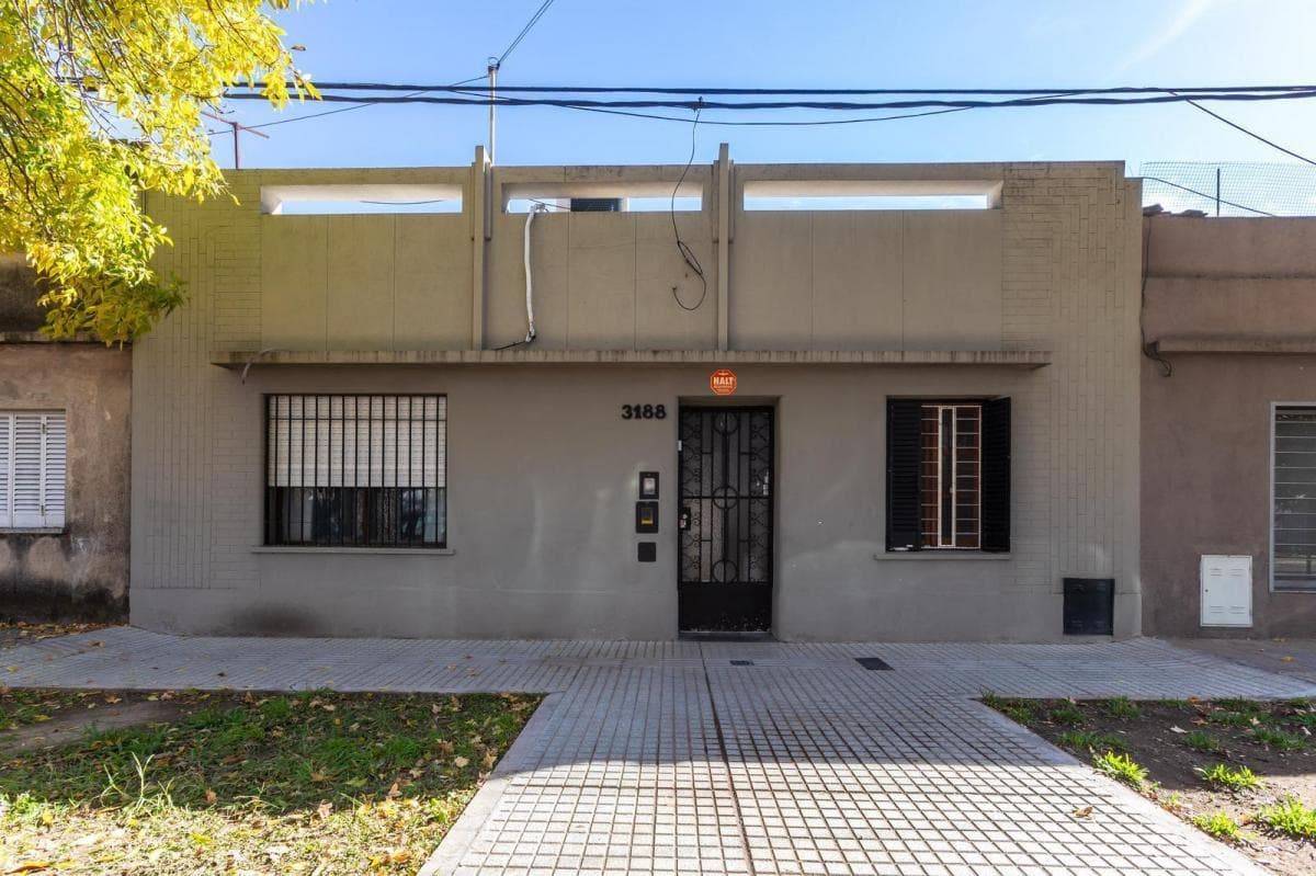 6-room house with a patio, just a few meters from Oroño Boulevard
