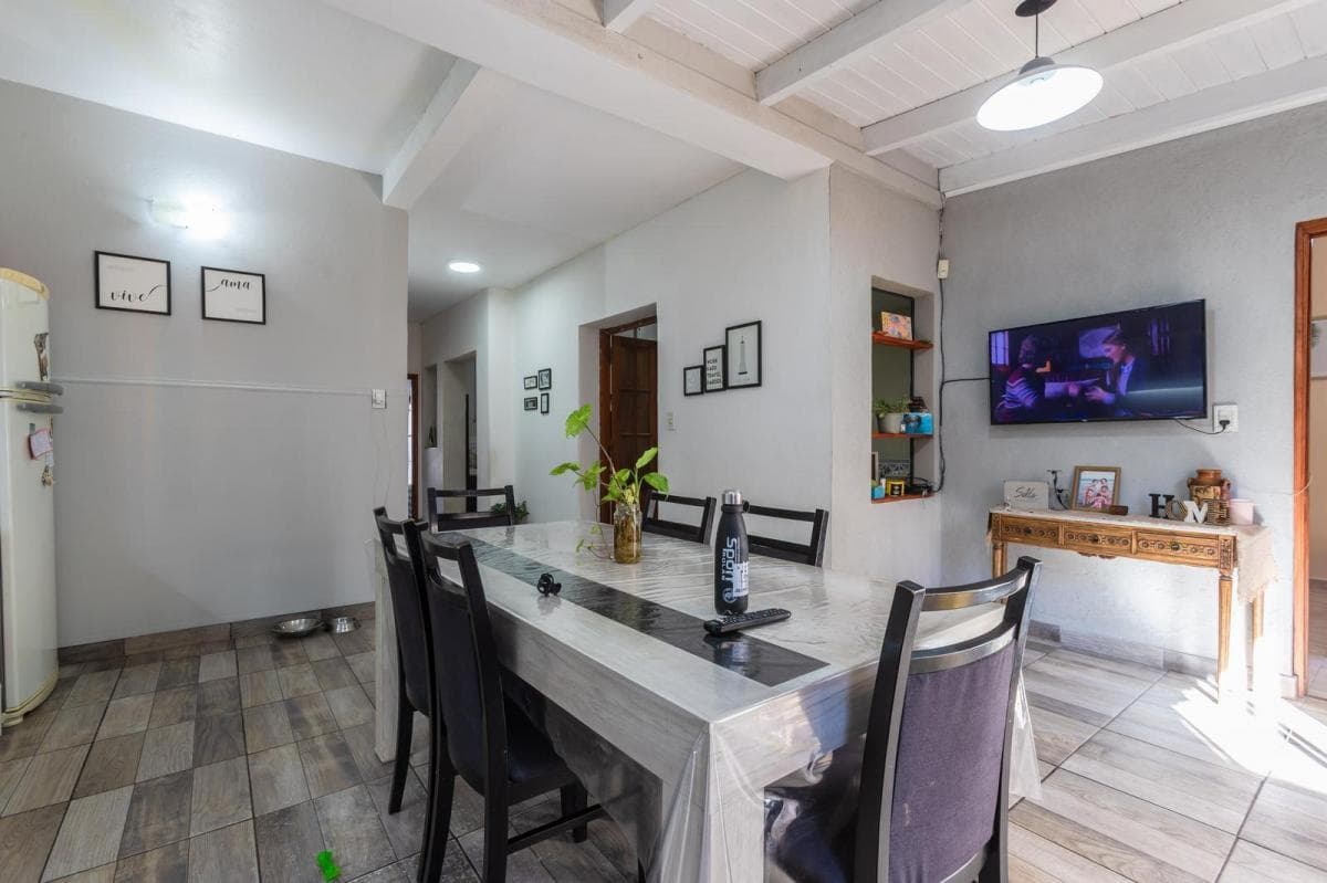 6-room house with a patio just a few meters from Oroño Boulevard
