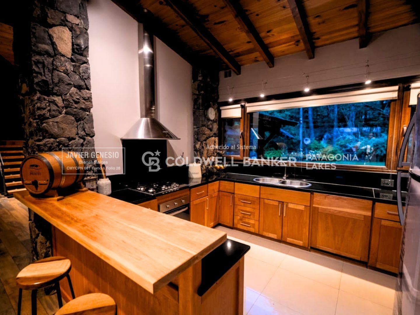 HOUSE FOR SALE, PREMIUM LAKE VIEW, 330 M² - GATED COMMUNITY | Villa La Angostura.