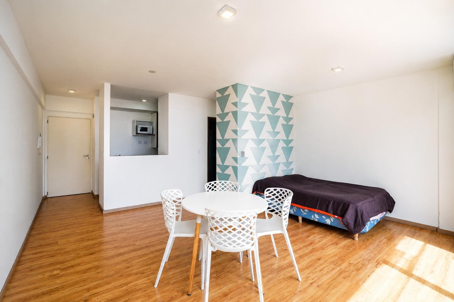 Very bright studio apartment with a balcony and amenities for sale in Almagro