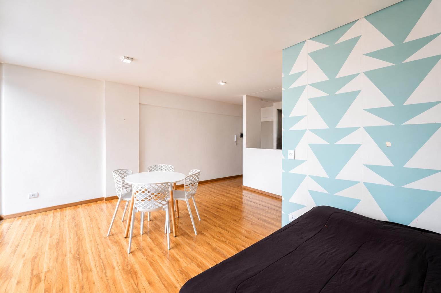 Very bright studio apartment with a balcony and amenities for sale in Almagro
