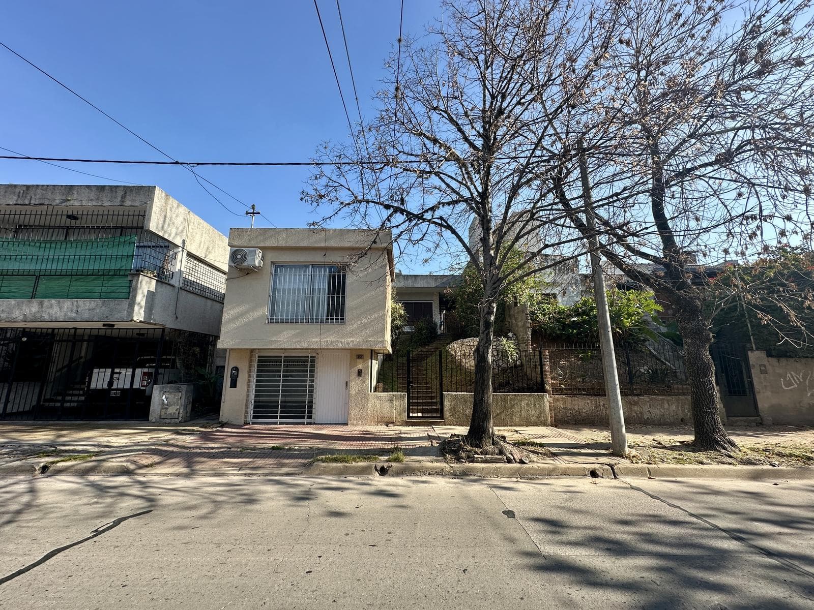 Large house for sale with 7 rooms, a patio, and a terrace. Studio/commercial space at the front. Right in the heart of Zarate