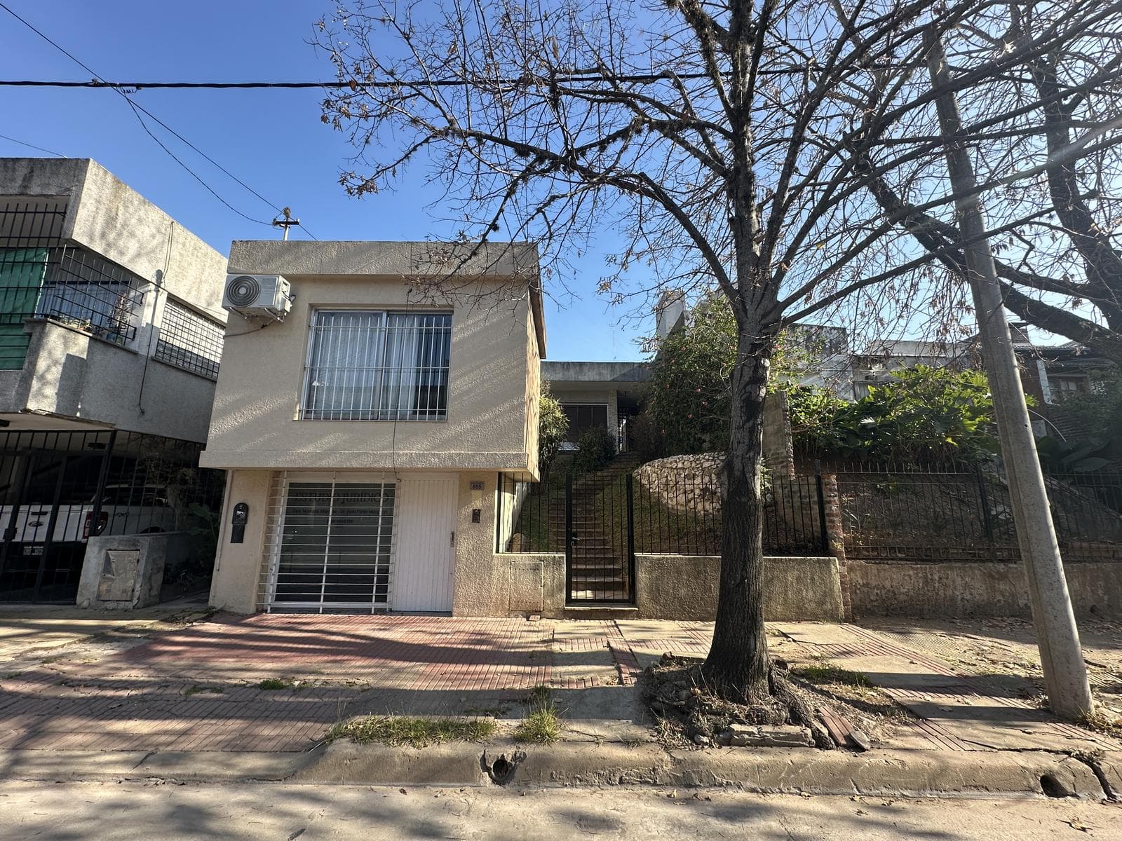 Large house for sale with 7 rooms, a patio, and a terrace. Studio/commercial space at the front. Right in the heart of Zarate