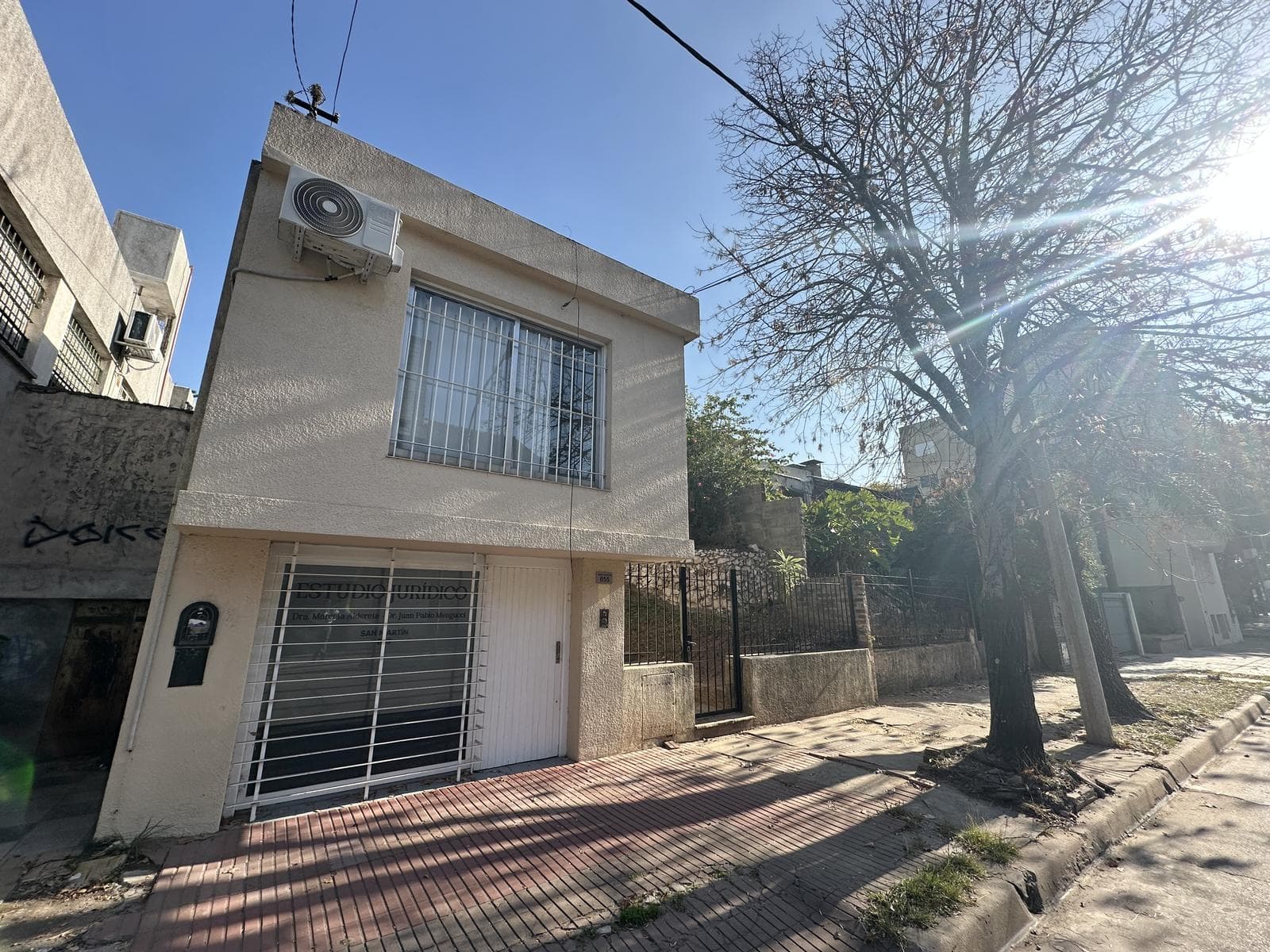 Large house for sale with 7 rooms, a patio, and a terrace. Studio/commercial space at the front. Right in the heart of Zarate