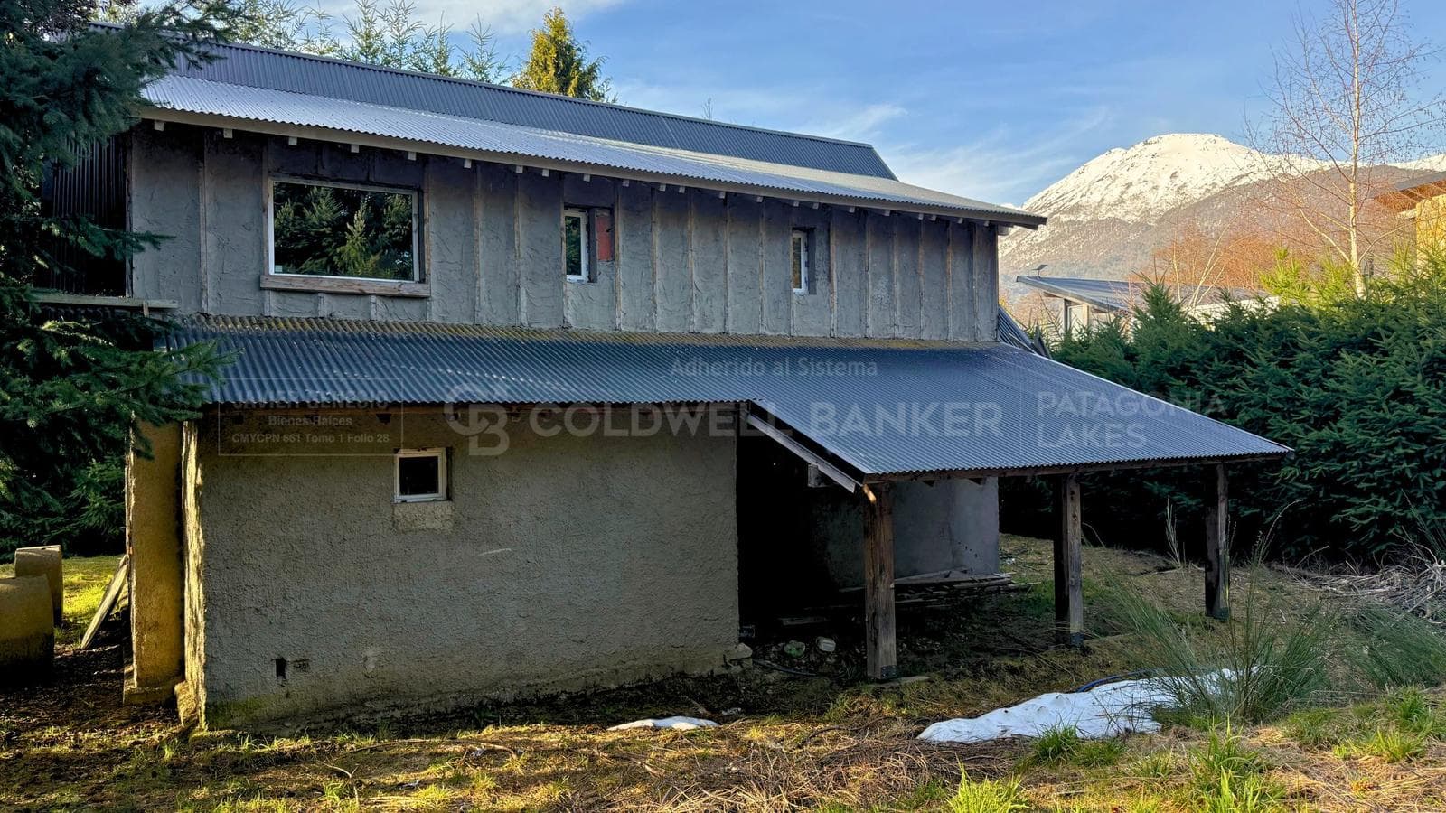FOR SALE: 200 m² house under construction with a view of the forest and a partial view of the lake. Villa La Angostura.
