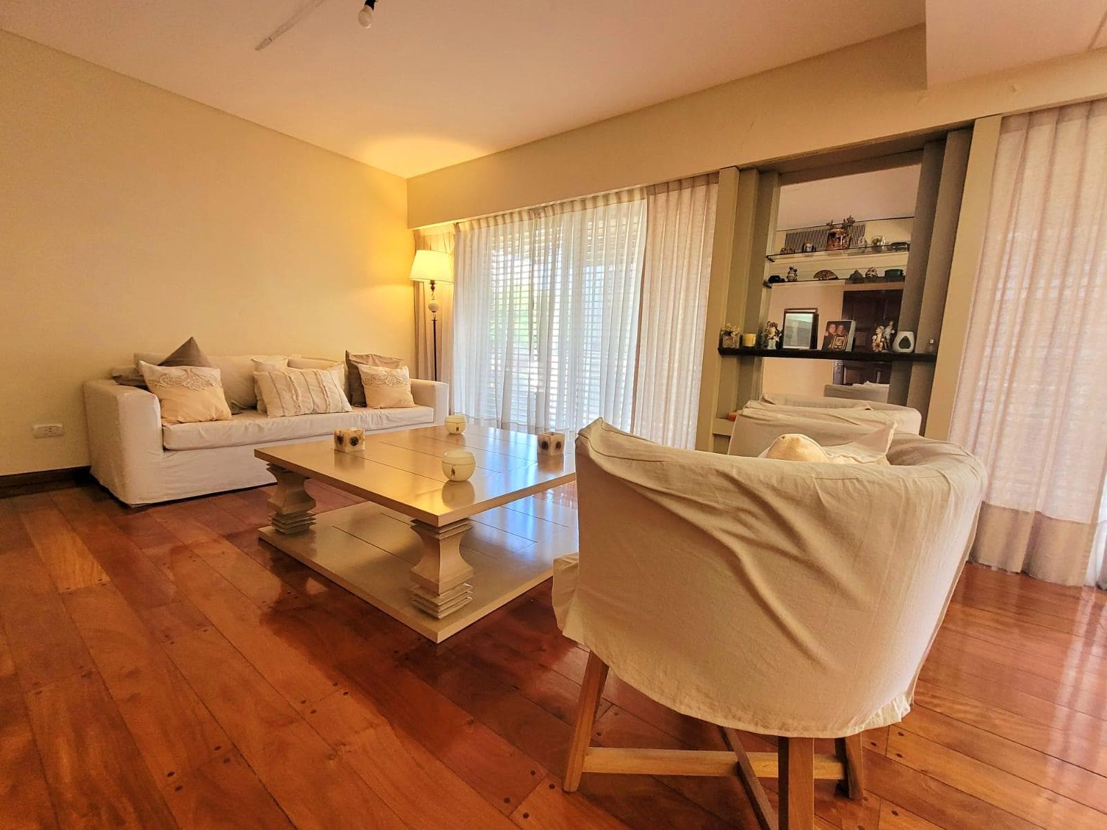 VENTA DEPARTAMENTO 4 AMBIENTES + DEPENDENCIA + 2 COCHERAS + BAULERA FLORES