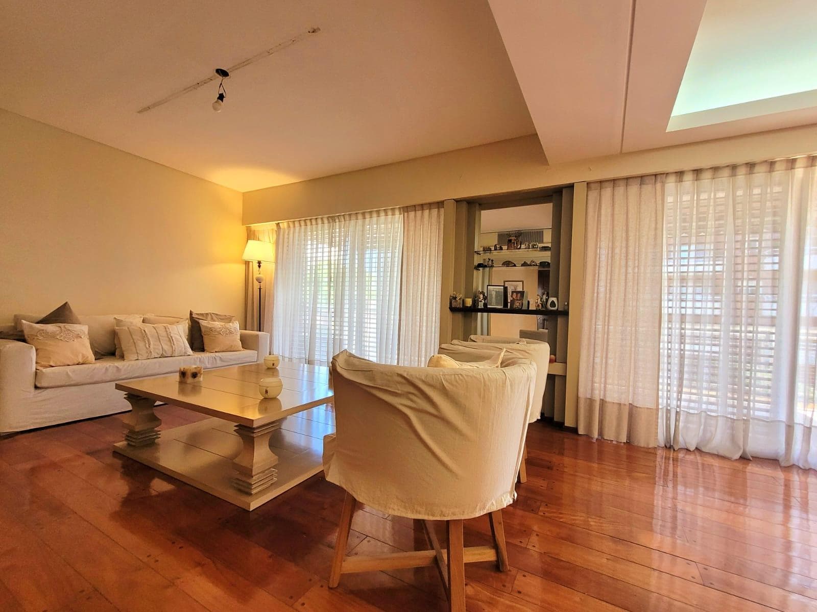 APARTMENT FOR SALE: 4 ROOMS + MAID'S QUARTERS + 2 PARKING SPACES + STORAGE ROOM IN FLORES
