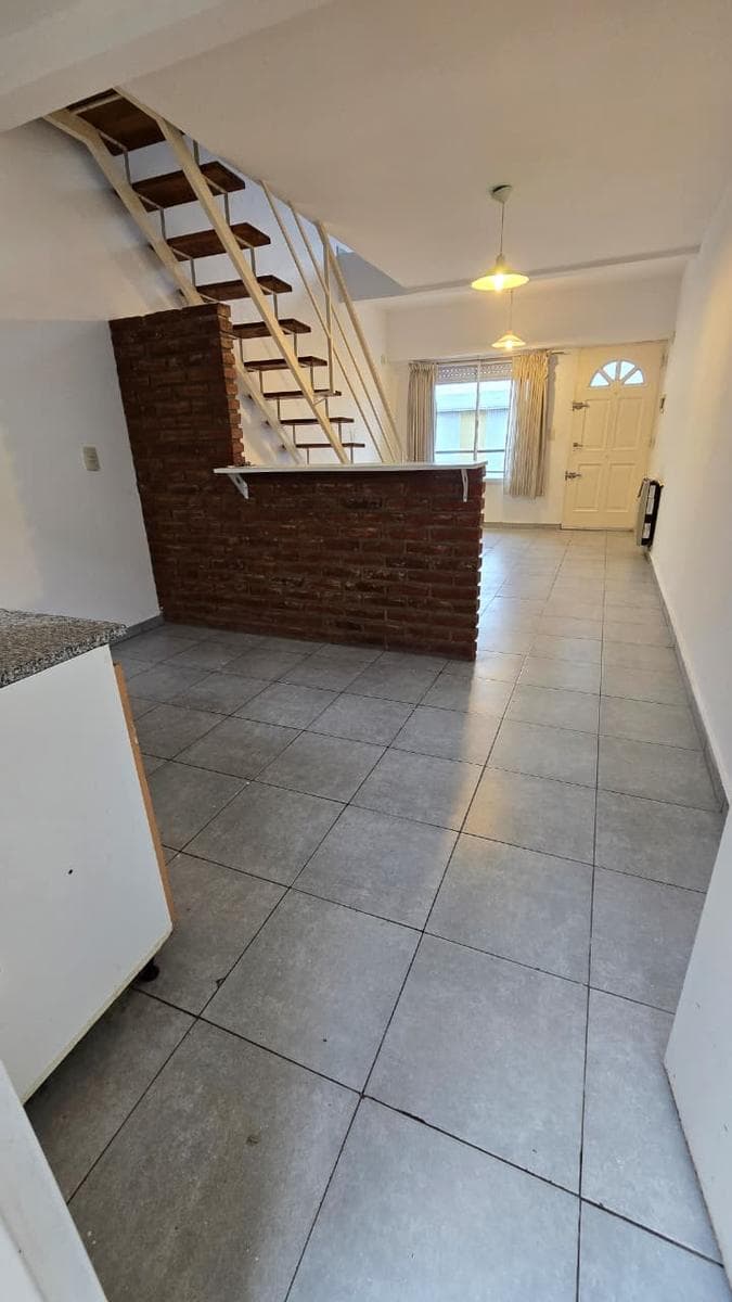 DEPARTAMENTO, CASA DE 3 AMBIENTES EN PLANTA ALTA Y EN DUPLEX CON BALCON EN ALQUILER. SAN ANDRES