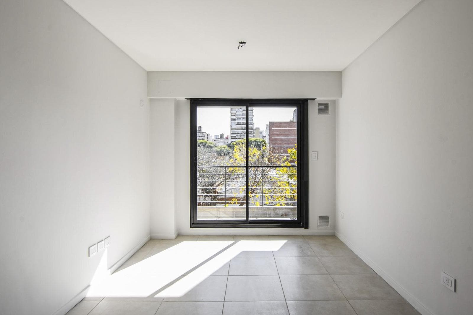 Brand-new 1-bedroom apartment with cross-ventilation