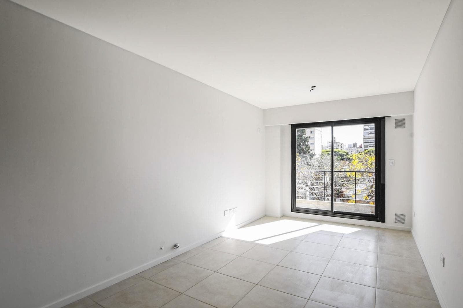 Brand-new 1-bedroom apartment with cross-ventilation