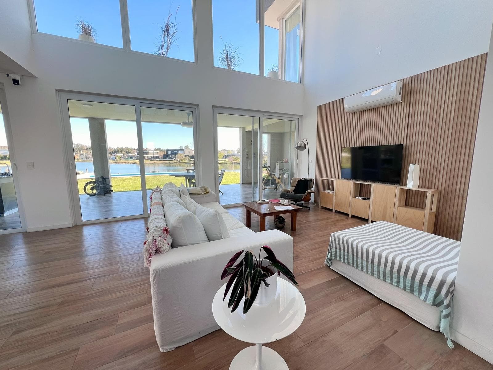 Modern, immaculate 5-bedroom house for sale by the lagoon in Barrio Cantón, Norte, Escobar, Northern Greater Buenos Aires