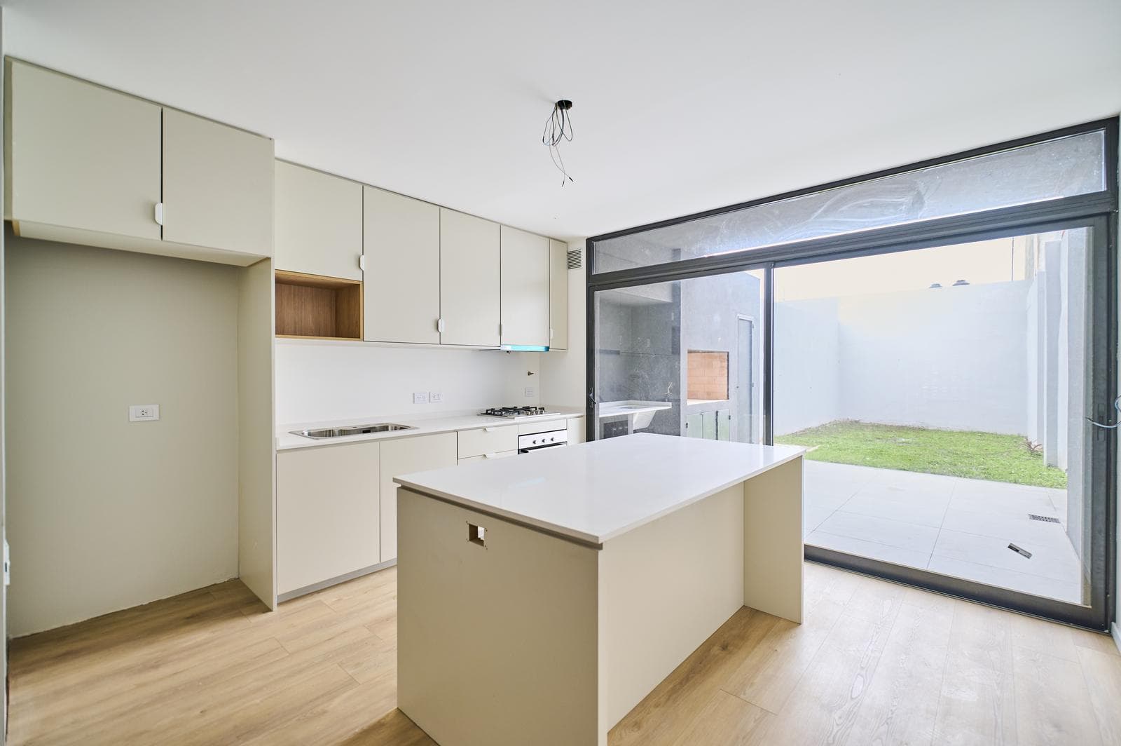 Brand-new 4-room duplex for sale with a garden, barbecue, and garage in Olivos, with financing available